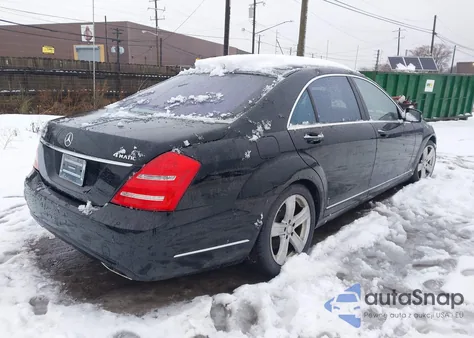 2011 Mercedes-Benz S 550 4Matic z USA, uszkodzony, nr VIN WDDNG8GB5BA385002
